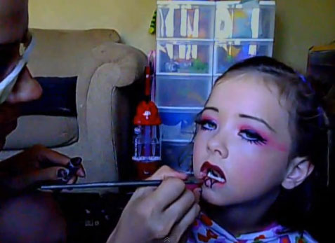 Maquillaje de Draculaura de Monster High para Halloween10