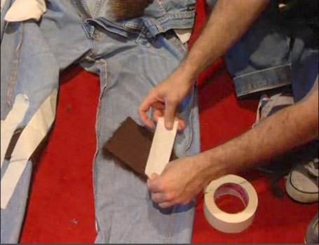 Paso 2: Tapa los agujeros del pantalón con tela de peluche