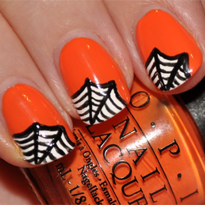 Nail art para Halloween: Telarañas en fondo naranja