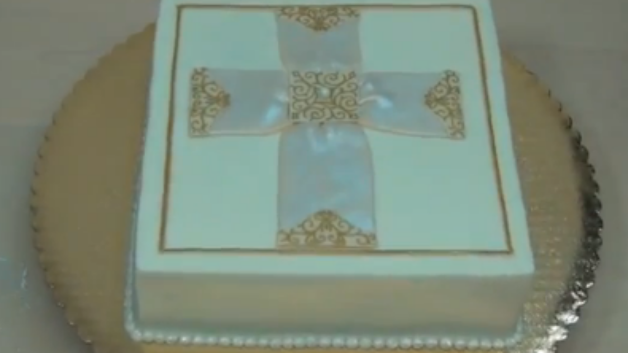 Torta de bautizo con forma de cruz | Fiestas y celebraciones